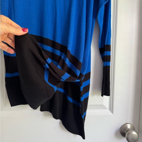 NWT Vince Camuto Asymmetrical V-Neck Sweater Azure Blue Black Stripe Hem Size L - Picture 5 of 9